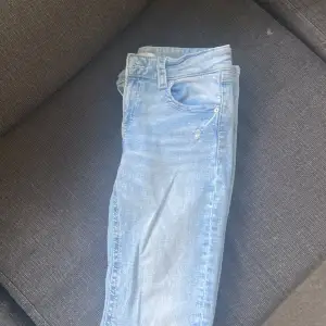 Hej jag säljer mina Gina yong jeans i storlek 170, då det är lite för korta för mig. Pris 200kr kan diskuteras. Använt ca 2 gånger. 💘💘💘💘skriv för fler bilder.💘💘