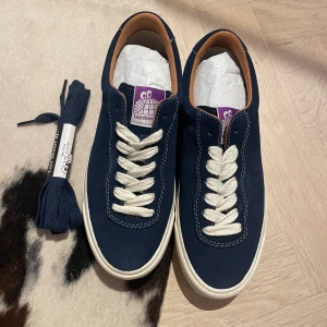 Marinblå mockasneakers - Helt nya, aldrig använda mocka sneakers som tyvärr är försmå för mig. Nypris 1000kr, kan gå ner pris vid snabb affär
