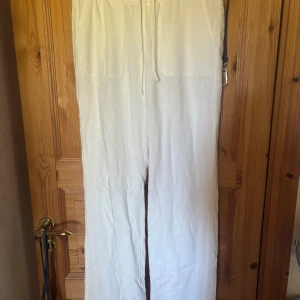 Linnebyxor  - Linnebyxor från Nelly, använda fåtal gånger, så finns lite smuts längst ner vid fötterna annars bra skick