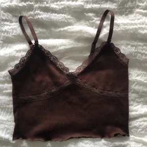 Brunt linne med spets - Köpt på HM för ett tag sedan :) Enda defekten är att lappen är lite missfärgad