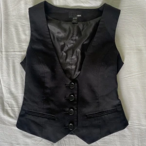 Kostymväst dam - Skitsnygg kostymväst, den är i strl 36 men passar även utmärkt på 34. 