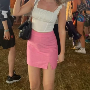 Rosa kjol - Kjol från Gina tricot x Bianca ingrosso. Storlek 38 men liten i storleken så skulle säga mer åt en 36. Använd 1 gång. 