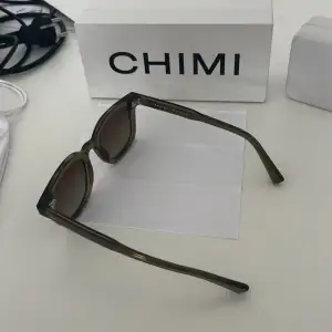 Hej säljer dessa Chimi 02 Green solglasögon som är perfekta för sommaren, skick 10/10 som nya🌟 Nypris: 1350kr Mitt pris: 499 För fler bilder eller funderingar skicka PM -Lavish Threads