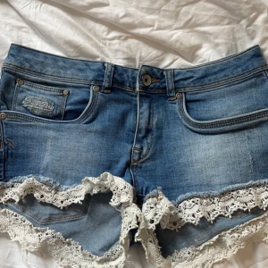 Lågmidjade spetts shorts  - Ett par jätte fina spetts shorts från superdry. Sparsamt använd så i inga defekter. I storlek xs 34. Priset kan diskuteras vid snabbt köp. 