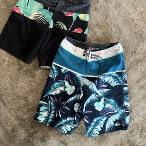 Billabong och Quicksilver boardshorts junior - Pris för båda 200 kr (125 kr st). Billabong strl 22 Quicksilver strl 24 junior 