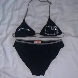 En hello Kitty bikini jag köpte för 180kr, då jag nästa inte vnavänt pågrund av att den var för liten. Den är ovaderad men sitter bra. 