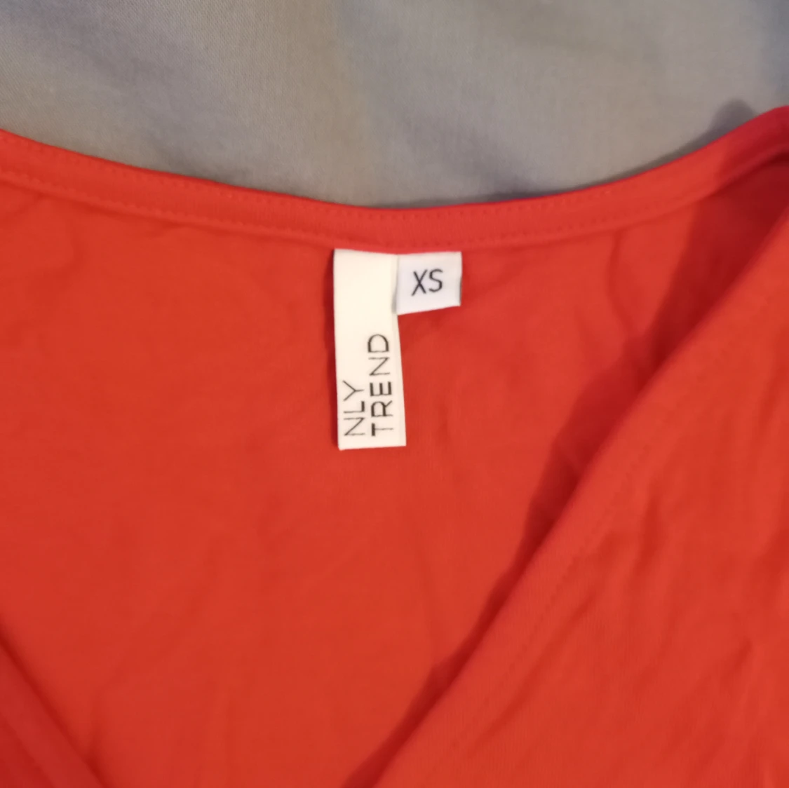 Röd omlott tröja - 2