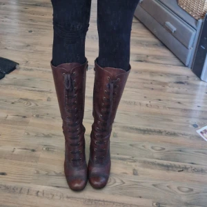 Höga boots - Höga boots i rödbrun färg. Helt oanvända! Strl 39