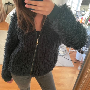 Grön fluffig jacka - Cool grön fluffig jacka med dragkedja❣️