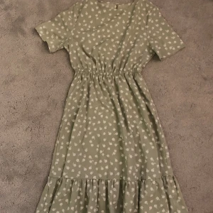 Klänning  - Använt två gånger (det finns en knapp som jag måste skriva i vart klädesplagget är ifrån jag vet ej vart den är ifrån! Det kommer vara fel varumärke )