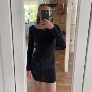 Glittrig klänning - Jättefin glittrig klänning som passar till t.ex fest och nyår🎉✨ Jag är 168 cm lång och klänningen är i storlek 146/152 så skulle säga xs🫶🏼