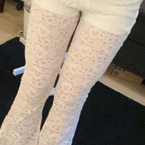 Vita spetsbyxor - Super söta fina vita spetsbyxor. Fina till sommar. Använt få gånger och i bra skick!