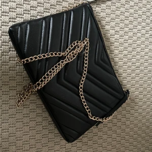 Axelremsväska - Axelremsväska, jättefin, funkar även som kuvertväska