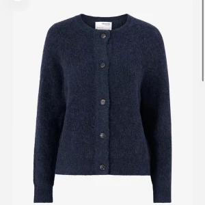 Stickad kofya - Jag säljer min jättefina mörkblå kofta ifrån ellos! Skriv för fler bilder🫶🏼