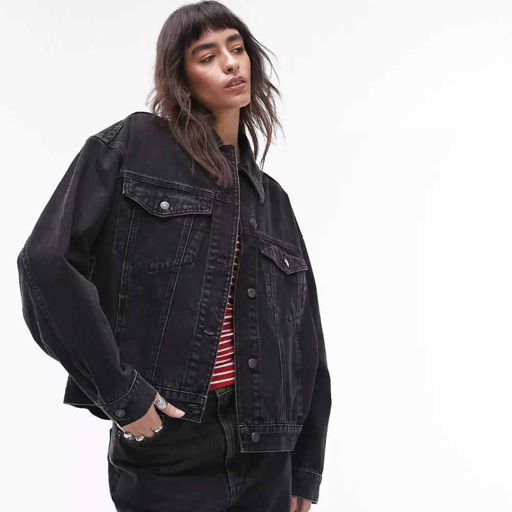 Oversized jeansjacka från Topshop. Aldrig använd, köpt på Asos. Storlek 32-34. Ordinarie pris: 689 kronor. . Jackor.