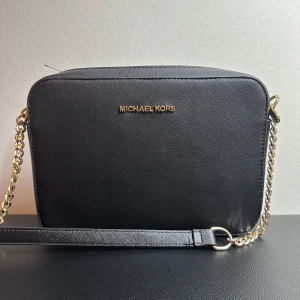 Michael Kors Väska - Äkta Michael Kors Väska i fint skick. Axelband som man kan justera längden på. Kan gå ner i pris vid snabb affär!