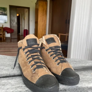 Maison Margiela high tops - Unika, fodrade, höga sneakers från Margiela. Ovanlig modell. Saknar innersula (om det är tänkt att vara någon från början).