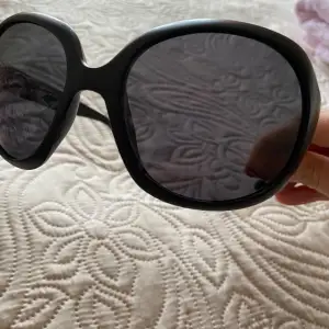 Helt nya solglasögon, aldrig använda. Nypris ca 350kr, svarta.
