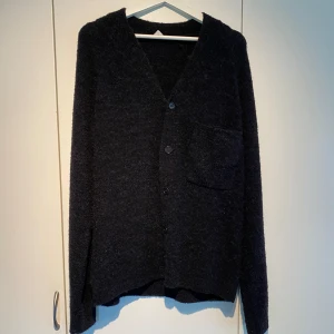 Arket Cardigan Knitwear - Hej, säljer min ull cardigan från Arket. Storlek S men stor i storleken så passar även M. Underbart material. Nypris 1200kr. Pris kan diskuteras. Hör av dig vid intresse. 