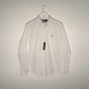 Ralph Lauren Skjorta  - Skick: 8/10 (sparsamt använd, lite missfärgning vid armhålorna)  Storlek: S  Färg: Vit 