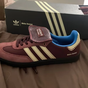 Wales bonner dark brown nylon. - 44 sitter lite mindre, kvitto finns, aldrig använda då dem är för små för mig, inga oseriösa köpare tack. Skosnöre skopåse skolåda medföljer. 