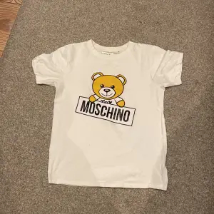 Snygg Moshino t-shirt i nyskick 