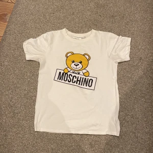 Moshino t-shirt  - Snygg Moshino t-shirt i nyskick 