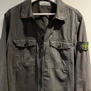 Stone Island Overshirt storlek M - Klassisk overshirt från Stone Island, väl omhändertagen och i bra skick.  Storlek M (exakta mått finns på deras hemsida)  Vid intresse så skickar jag naturligtvis qr-kod som påvisar äkthet.  Nypris: 3600