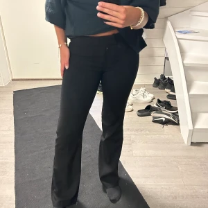 Kostymbyxor  - Lågmidjade jätte snygga kostymbyxor från Nelly som tyvärr böcker för små till mig. 