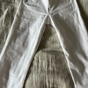 Vita jeans - Super fina lågmidjade, vita, bootcut Jens ifrån h&m. Knappt använda, säljs då de är försmå💕💕 