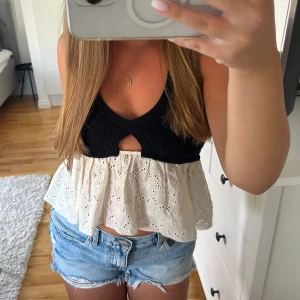 Zara topp - Så fin stickad zara topp! Aldrig använd endast testad 🤍 Snören runt halsen så man kan justera storleken! Passar XS-M! 