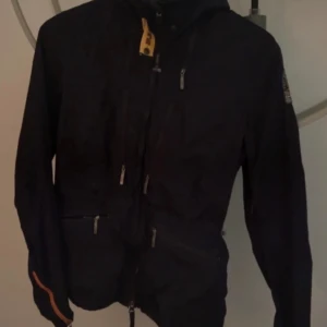 Parajumper jacka - Unisex, använd skick därav priset. Köpt för 3000-4000kr. Dragkedjan på jackfickan sönder