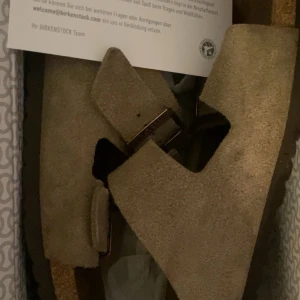 Birkenstock ARIZONA SOFT - ARIZONA SOFT FOOTBED NARROW FIT SLIP-ins - taupe Kan göras mindre och även större Nästan helt nya Bra skick Orginal pris:1245