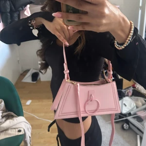 söt rosa väska  - Aldrig använd, det går att ta bort bandet om man vill ha den som hand väska🥰 