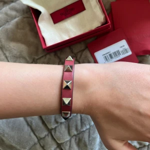 Valentino Armband  - Rött Valentino armband, använt men annars fint skick bortsett från små defekter, se bilderna ❤️köpt på plick så har tyvvär inget kvitto 