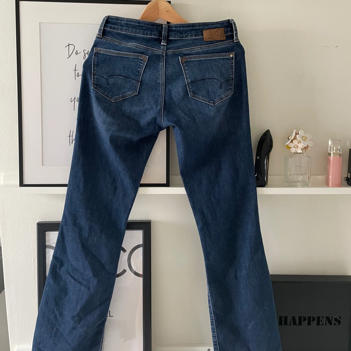 Ett par mörkblå bootcut jeans med strech från märket Mavi! - 90