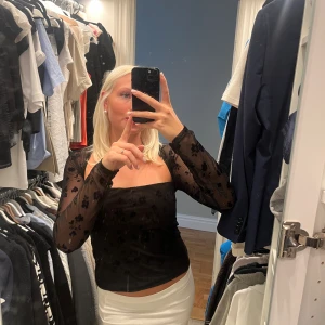 Blus från Gina  - Säljer denna blus från Gina, använd 3 gånger. 