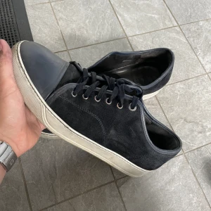 Lanvin skor - Använda men i gott skick köpta i vintras. Strl 8 vilket motsvarar ungefär 43. Skriv vid frågor