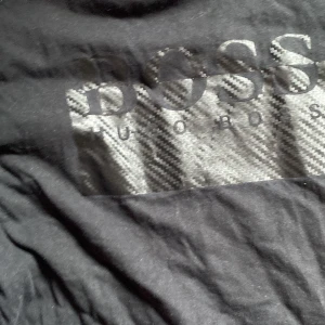 Hugo boss t-shirt  - Storlek 12-xs använd Max fem gånger tycker själv mycket om den  