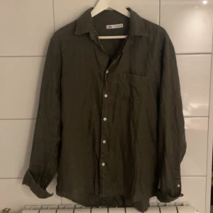 Linneskjorta  - Jättefin mörkgrön linneskjorta från Zara i storlek M.  Pris: 300kr 