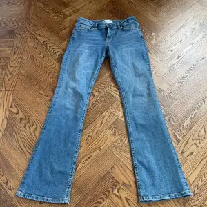 Lågmidjade och utsvängda jeans från zara. Perfekta till vardags och passar till allt! Dom är stretchiga. Midja: 34cm rakt över. Innerbenslängd 77cm
