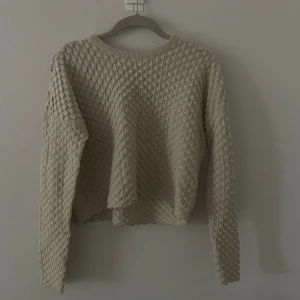 Beige stickad tröja - En fin tröja med mönster. Så häftig och skön, så funkar till alla tillfällen✨🩷