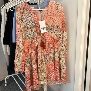Klänning zara  - Superfin klänning från zara som tyvärr inte kommer till användning. Aldrig använd och prislappen är kvar. Helt slutsåld överallt.