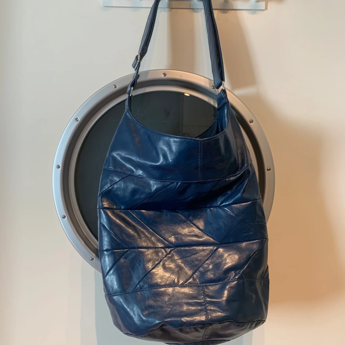 Blå rund läderväska