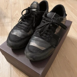 Valentino rockrunner - Eftertraktad colourway säljer då jag sällan använder dem🙌🏼 Cond enligt mig 7/10 avgör själv 