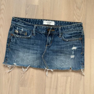 Jeanskjol  - Snygg kjol, midja 38cm och längd 23cm