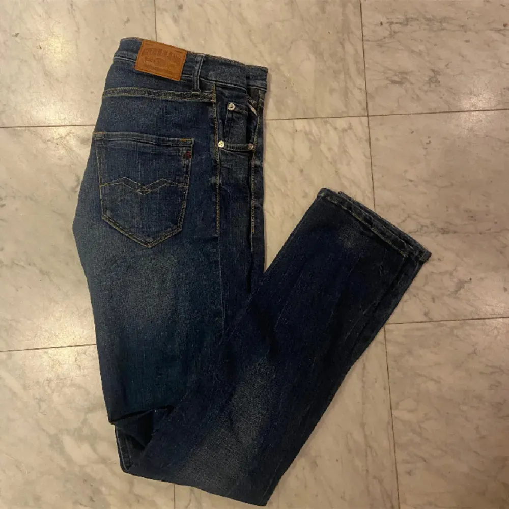 Säljer dessa feta mörkblåa replay jeans. Använder bilderna från annonsen jag köpte de ifrån. . Jeans & Byxor.
