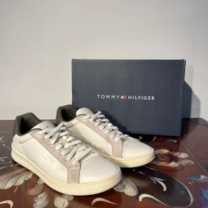 Tommy Hilfiger Sneakers - Säljer nu ett par riktigt fräscha Tommy sneakers i skinn. Skorna är varsamt använda och har inga synliga fläckar eller grovt slitage invändigt eller utvändigt. Hör av dig vid intresse eller frågor!!