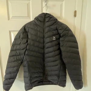 Haglöfs - Säljer nu min Haglöfs jacka då jag knappt använt den, skicket är 10/10 då den knappt är använd. Priset är ej hugget i sten, hör av dig om frågor eller funderingar;)