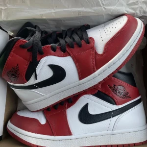 Jordan 1 Chicago Mid - Fina Jordans som inte kommer till användning för mig. Nypris: 3500kr Kvitto finns. Pris kan diskuteras vid snabb och smidig affär😊